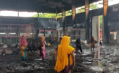 পোড়া কারখানায় রাতভর চলে লুটপাট 
