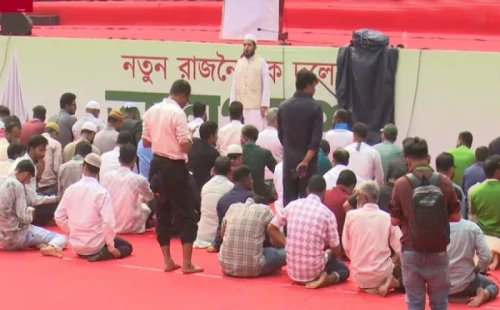 আত্মপ্রকাশের মঞ্চের সামনেই জুমার নামাজ আদায় করলেন  নাগরিক পার্টি’র কর্মী-সমর্থক ও নেতাকর্মীর 