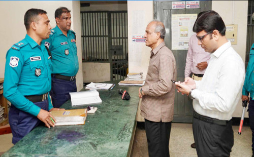 দায়িত্বে অবহেলা করায় গুলশান থানার এক উপপরিদর্শক (এসআই) ও এক কনস্টেবলকে বরখাস্ত স্বরাষ্ট্র উপদেষ্টা 