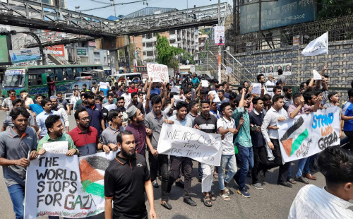 গাজায় ইসরায়েলি আগ্রাসনের প্রতিবাদে রাজধানীর সাইন্স ল্যাবরেটরি মুড়ে বিক্ষোভ মিছিল বিভিন্ন  প্রতিষ্ঠানে কর্মকর্তারা 