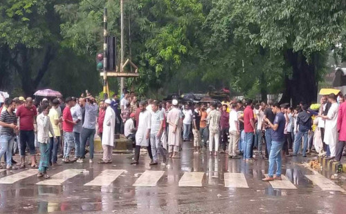 বৃষ্টিতে আন্দোলন চালিয়ে যাচ্ছেন ইশরাকের অনুসারীরা 