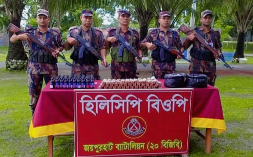 দিনাজপুরের হিলি সীমান্তে বিজিবির অভিযানে প্রায় ১৪ লাখ টাকার মাদক উদ্ধার 