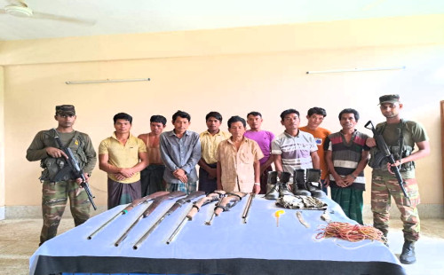 বান্দরবানে সেনাবাহিনীর অভিযান: অস্ত্র সহ আটক ৯ 