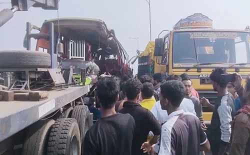 ঢাকা-ভাঙ্গা এক্সপ্রেসওয়ের রাস্তায়  ট্রাকের পেছনে যাত্রীবাহী বাসের ধাক্কায় ৩ জনের মৃত্যু 