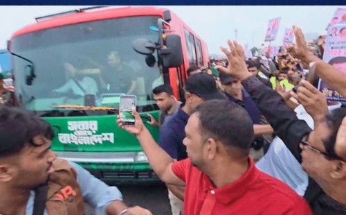 প্রথমবারের মতো পদ্মা সেতু পাড়ি দিলেন প্রধানমন্ত্রী তারেক রহমান 