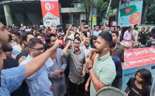 এনসিপির কেন্দ্রীয় কার্যালয়ের সামনে নেতাকর্মীদের বিক্ষোভ ও প্রতিবাদ মিছিল 