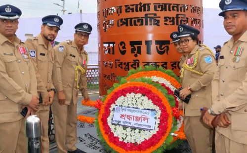 **জুলাই গনঅভ্যুত্থান দিবস ২০২৬-উপলক্ষে জুলাই শহীদ স্মৃতিস্তম্ভে নারায়ণগঞ্জ জেলা পুলিশের শ্রদ্ধাঞ্জলি*** 